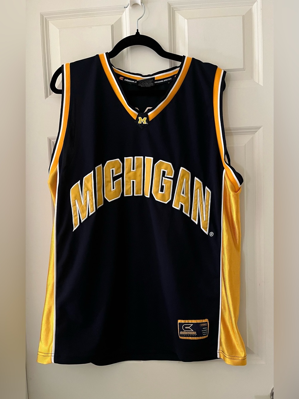 Men’s Vintage Colosseum Basketball
Jersey Michigan Wolverines #1 Size
XL college